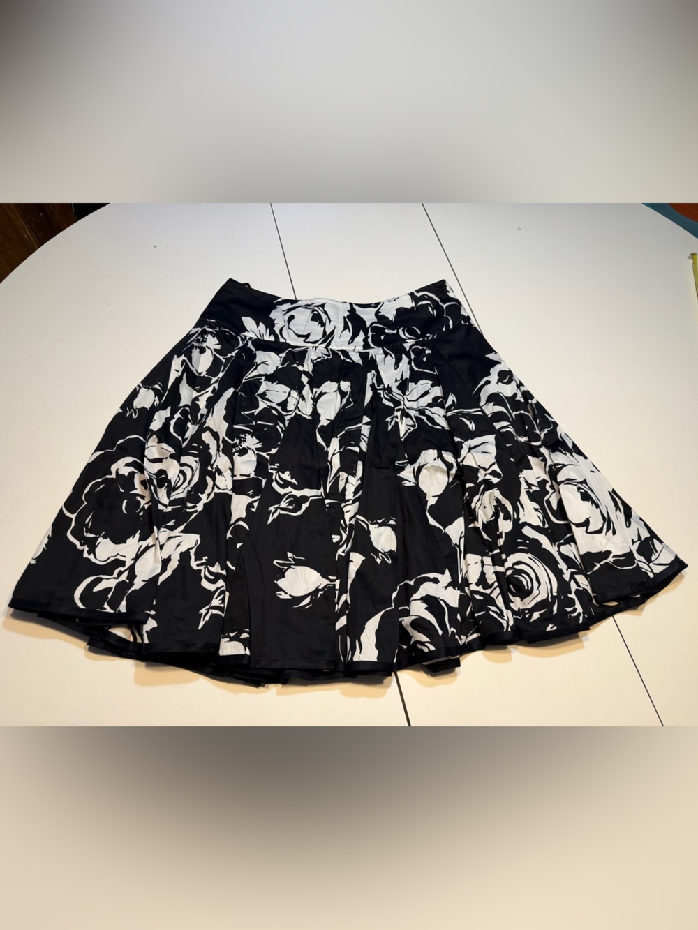 Lauren Ralph Lauren size 10 black and white floral skirt pleated A-line design